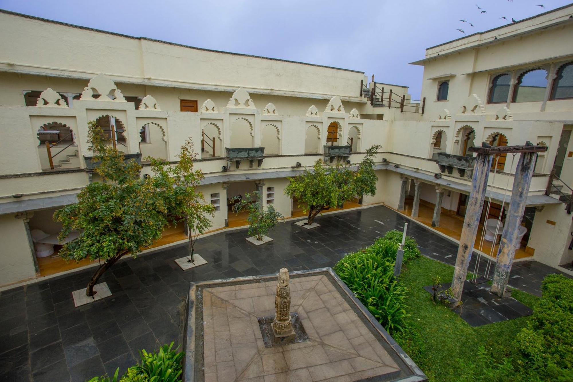 Отель Raas Devigarh Delwara Экстерьер фото