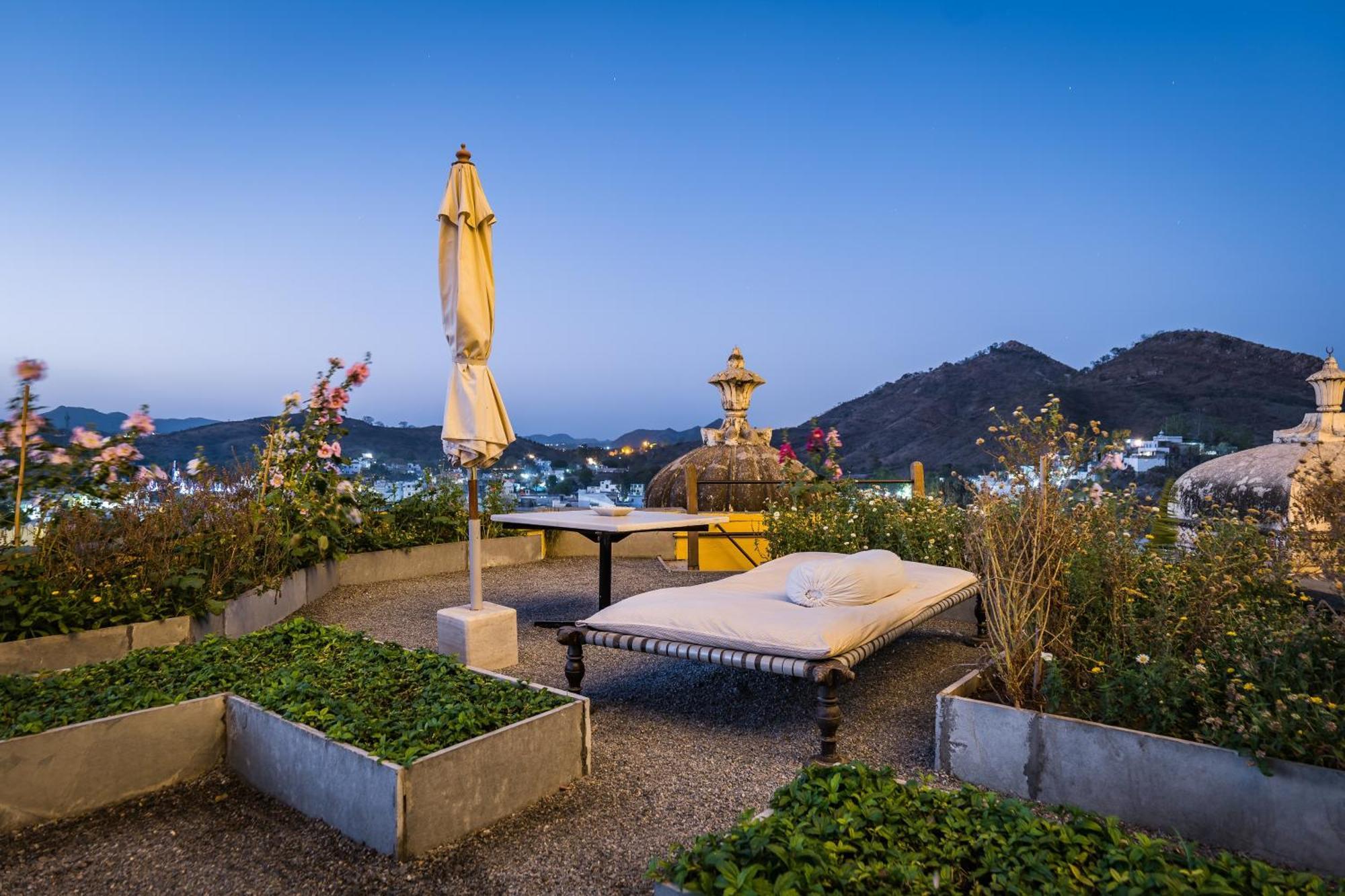 Отель Raas Devigarh Delwara Экстерьер фото
