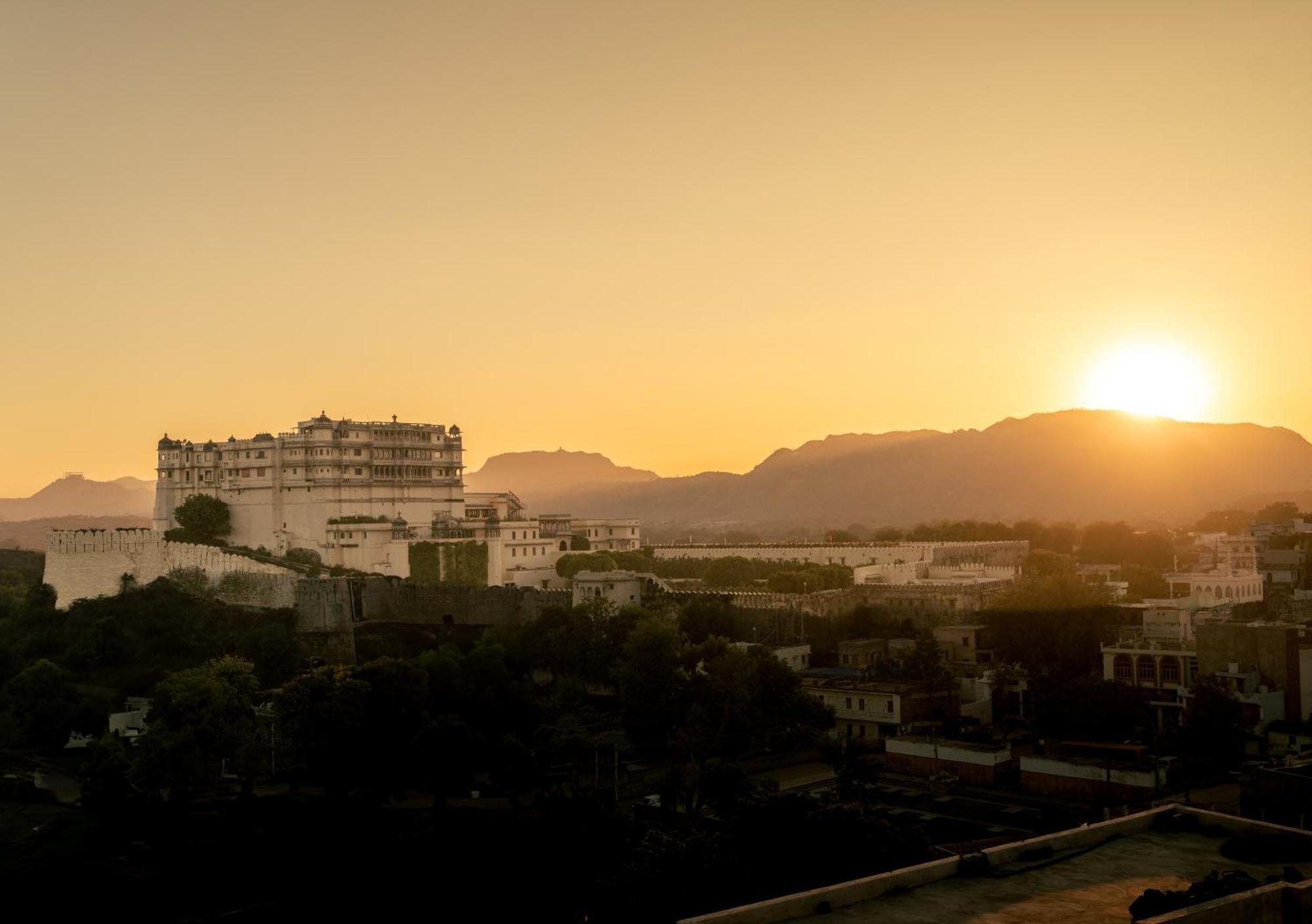 Отель Raas Devigarh Delwara Экстерьер фото