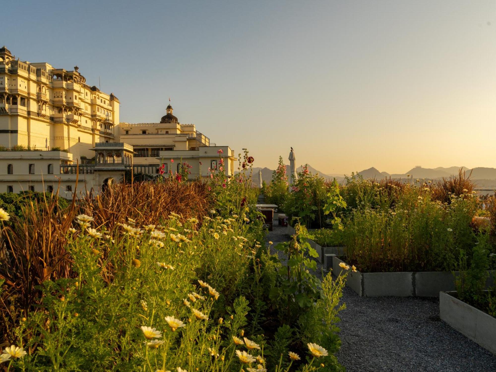 Отель Raas Devigarh Delwara Экстерьер фото